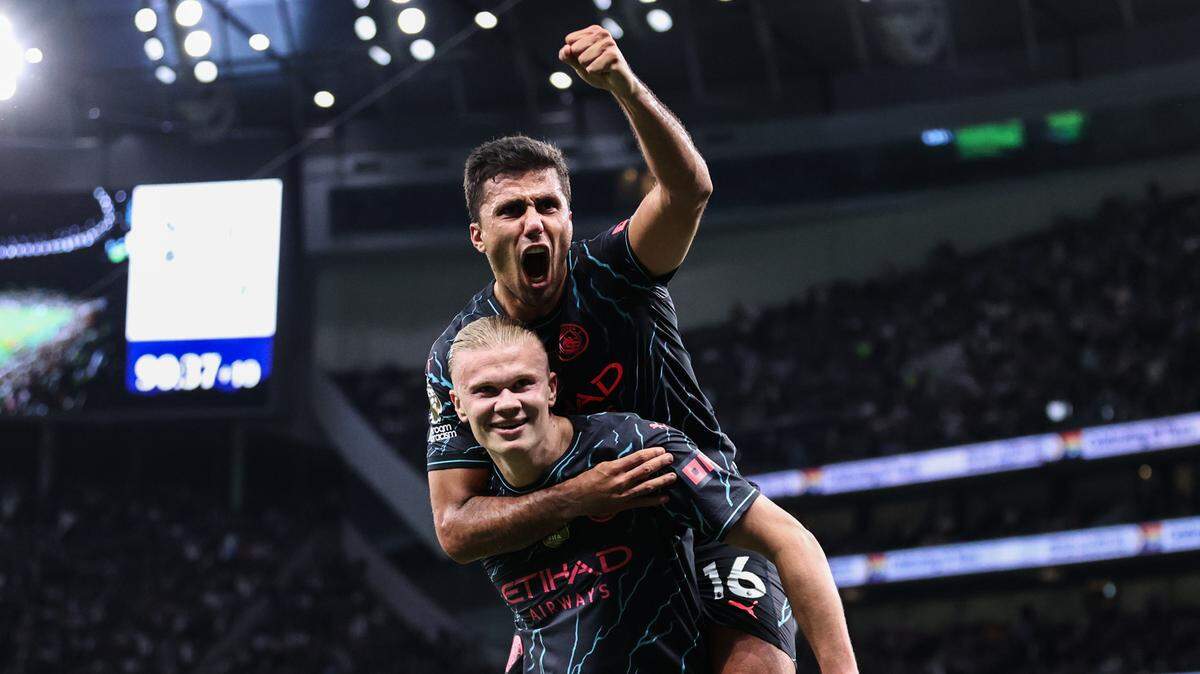 Los jugadores del Manchester City Erling Haaland (abajo) y Rodri celebran tras un gol del delantero noruego en el triunfo 2-0 ante el Tottenham, en el partido de la liga inglesa celebrado el 14 de mayo de 2024 en Londres.