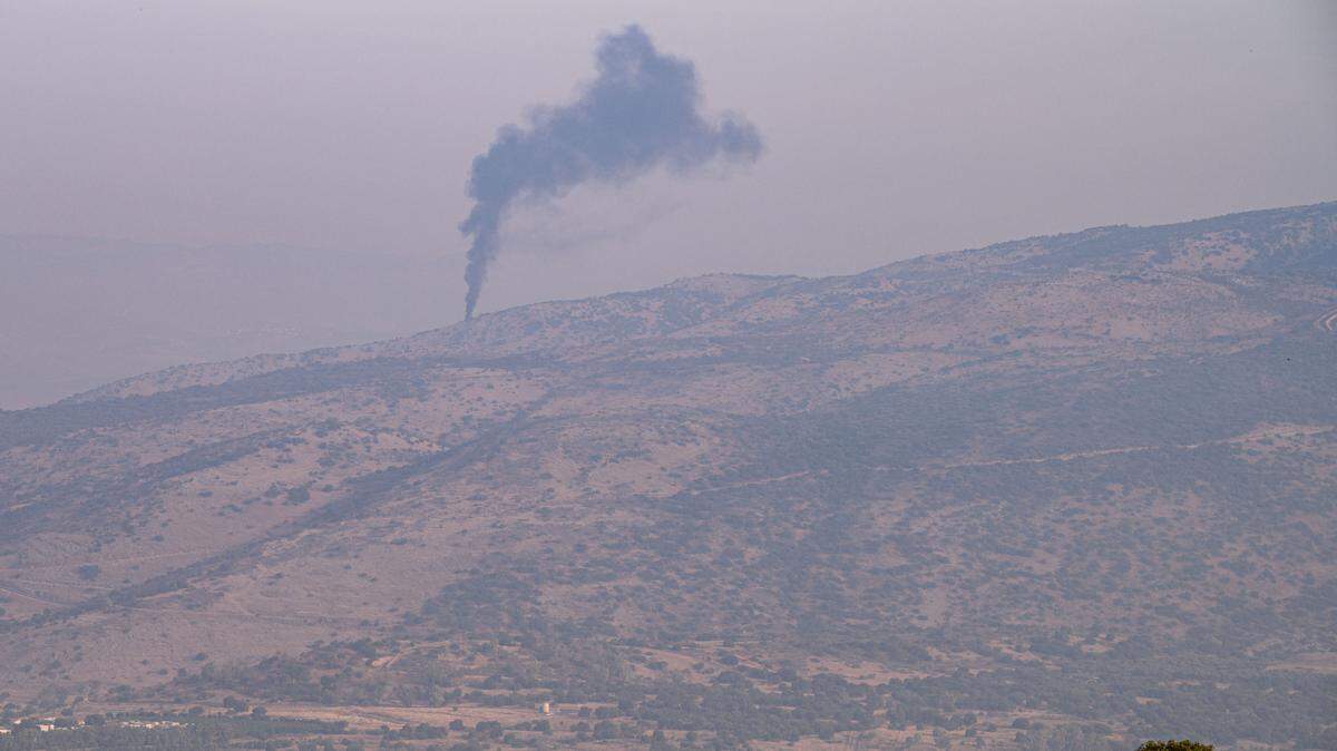 Una columna de humo se ve en el norte de Israel, cerca de la frontera con Libano, en esta foto del 8 de octubre de 2023.