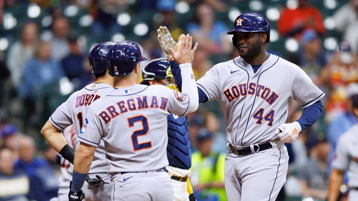  El cubano Yordan Álvarez tuvo un grand slam entre sus dos jonrones y los Astros de Houston aplastaron el lunes por 12-2 a los Cerveceros de Milwaukee para ligar su octava victoria consecutiva.