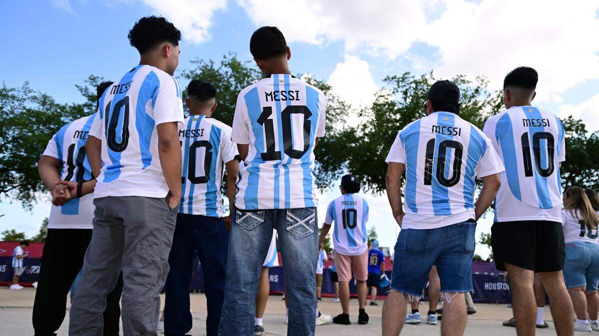 HOUSTON, TEXAS - JULY 04: Fans of Argentina wearing the jersey of Messi gather outside the stadium prior to the CONMEBOL Copa America 2024 quarter-final match between Argentina and Ecuador at NRG Stadium on July 04, 2024 in Houston, Texas. (Photo by Logan Riely/Getty Images)