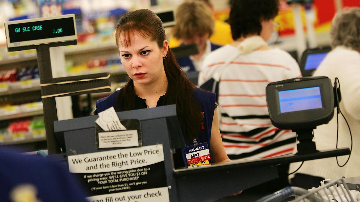 Una cajera de una tienda Walmart en Troy, Ohio, en el 2005. El gigante del comercio estadounidense anunció el 18 de febrero que aumentará a $15 la hora el salario de 425,000 empleados.