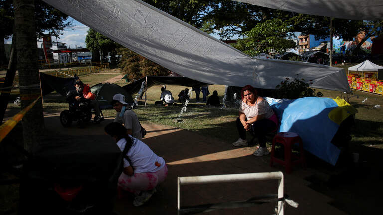 Vacaciones de ministro colombiano de vivienda causan polémica en plena crisis por terremoto