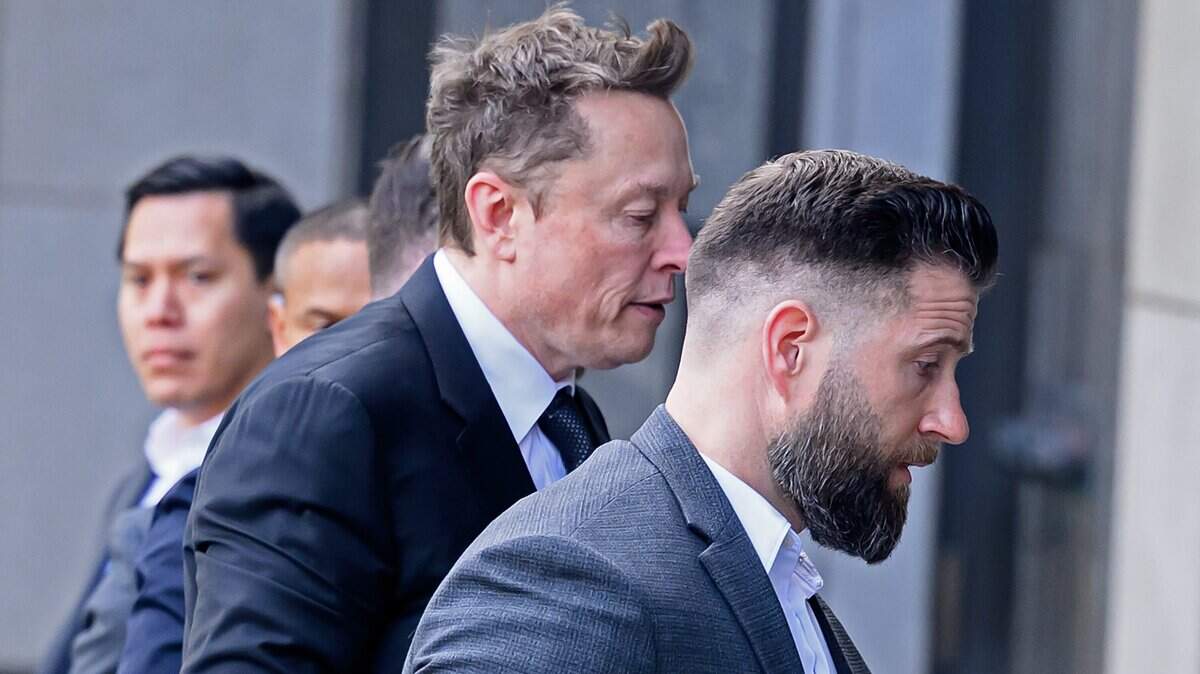 Elon Musk llega al tribunal federal el 4 de marzo de 2026 en San Francisco, California.
