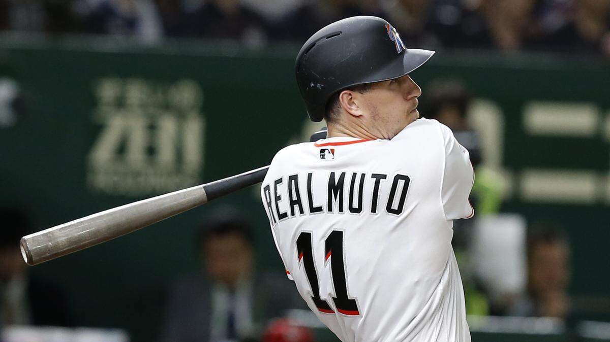 JT REALMUTO contempla un cuadrangular de tres carreras contra las estrellas japonesas en el Tokyo Dome el 10 de noviembre del 2018.