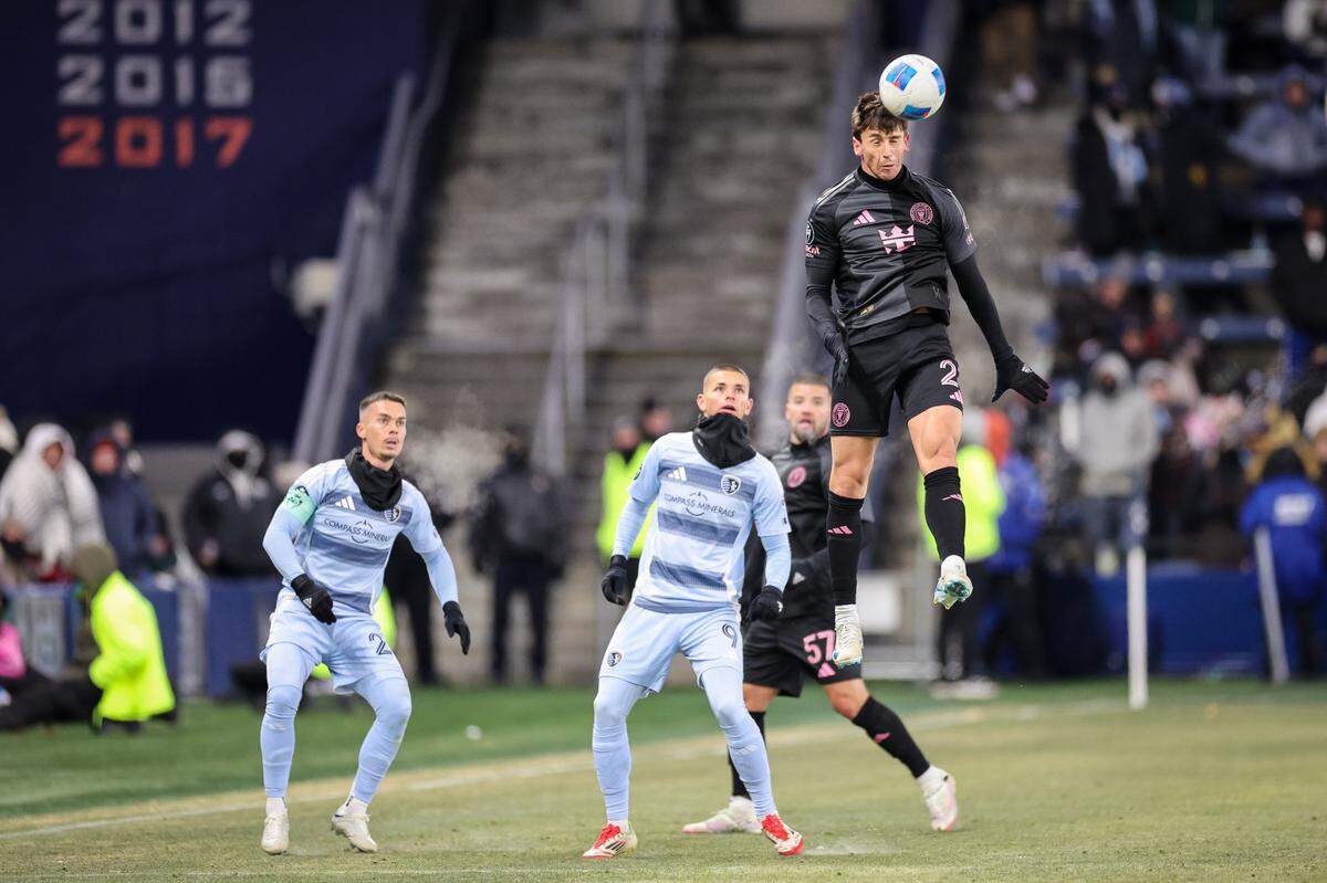 El jugador del Inter Miami Nicolás Freire cabecea el balón ante el Sporting en el partido de la Liga de Campeones de la Concacaf, celebrado el 19 de febrero de 2025 en el Children’s Mercy Park en Kansas City.