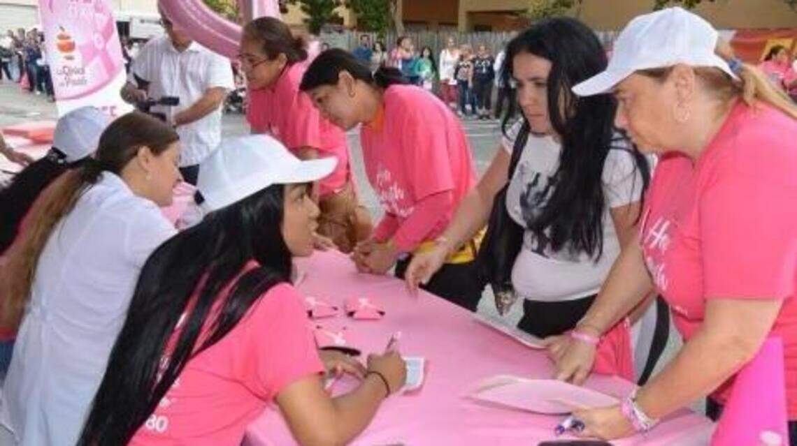¿Sin seguro médico? Estas clínicas de Miami atienden sin cobrar y regalan mamografías