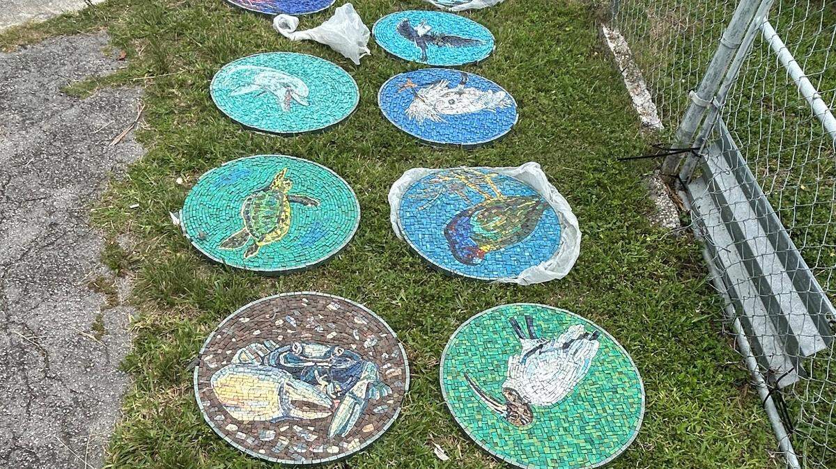 Obras de arte que fueron robadas de una terminal del Puerto de Miami.