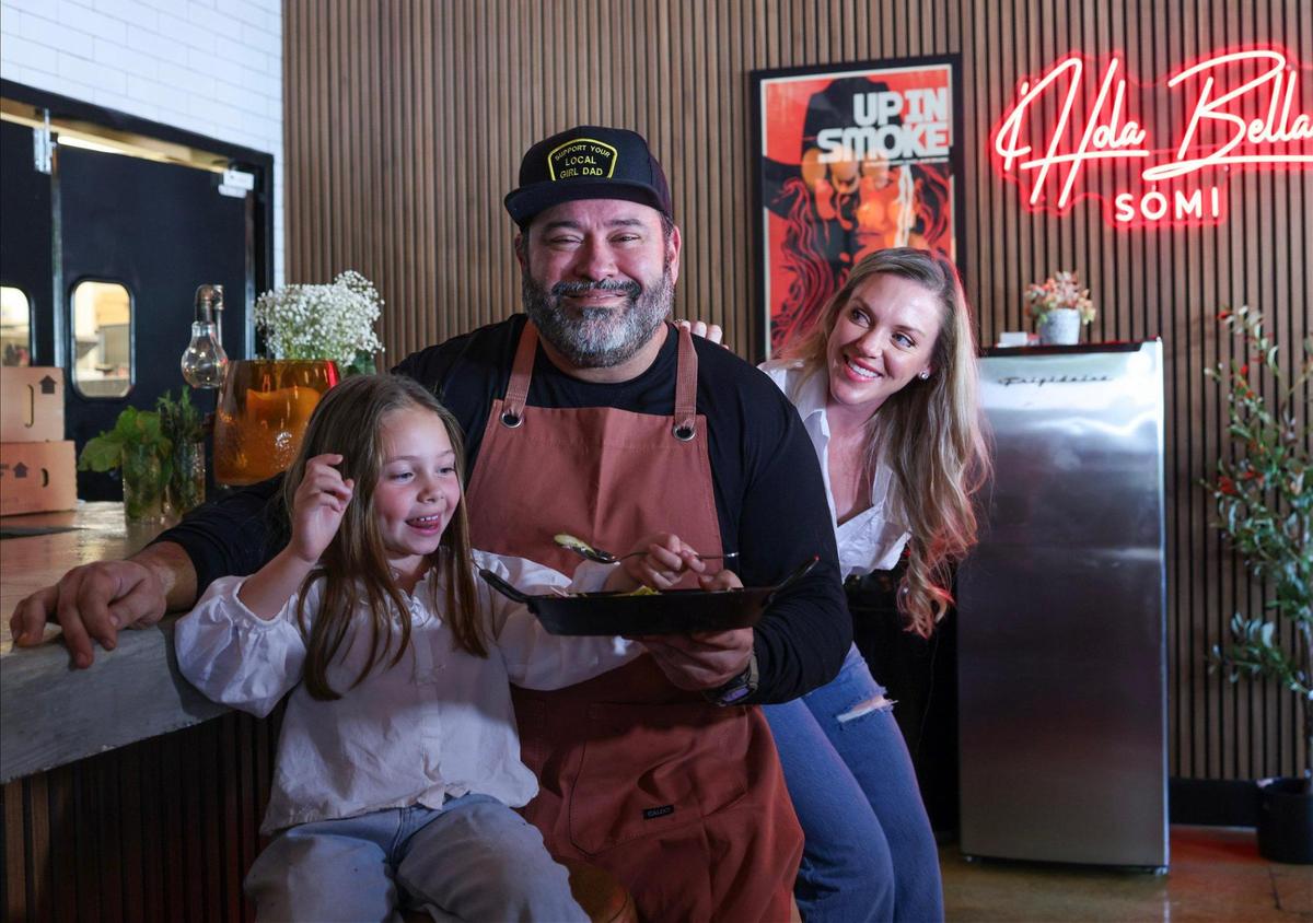 Jorgie Ramos con su hija Bella y su esposa Alicia en el Bar Bella en South Miami.
