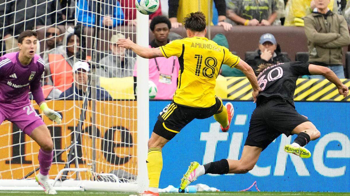 El mediocampista del Inter Miami, Benjamin Cremaschi (30), anota de cabeza ante el defensor de Columbus Crew, Malte Amundsen (18), y el portero Patrick Schulte (28) durante la primera mitad del partido de fútbol de la MLS en el Huntington Bank Field en Cleveland, el 19 de abril de 2025.