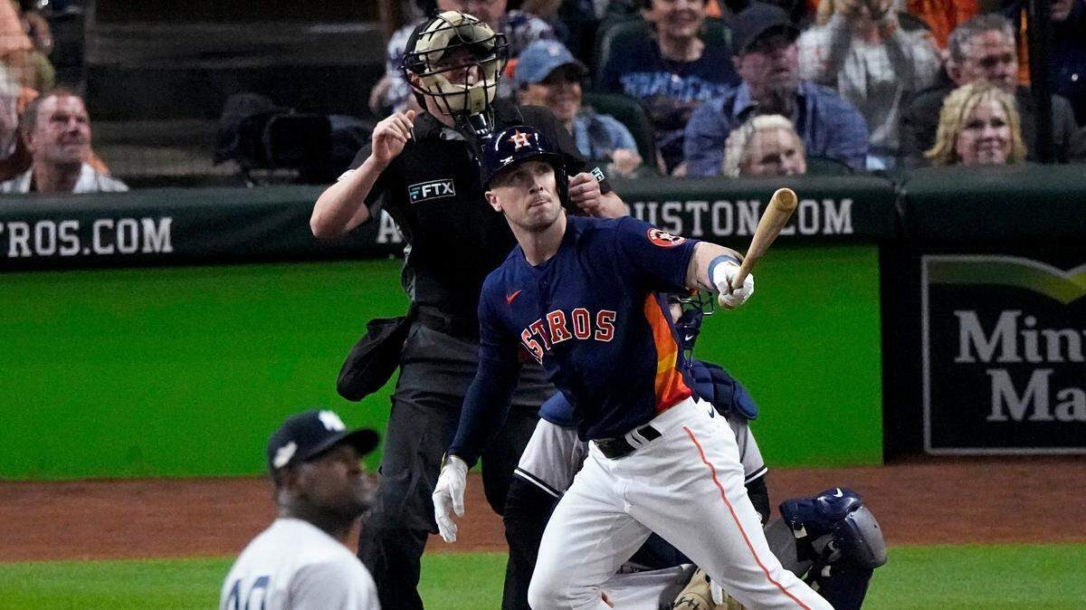 El tercera base de los Astros Alex Bregman batea un jonrón ante el abridor de los Yankees Luis Severino, en el tercer inning del segundo juego de la Serie de Campeonato de la Liga Americana, celebrado el 20 de octubre de 2022 en Houston.