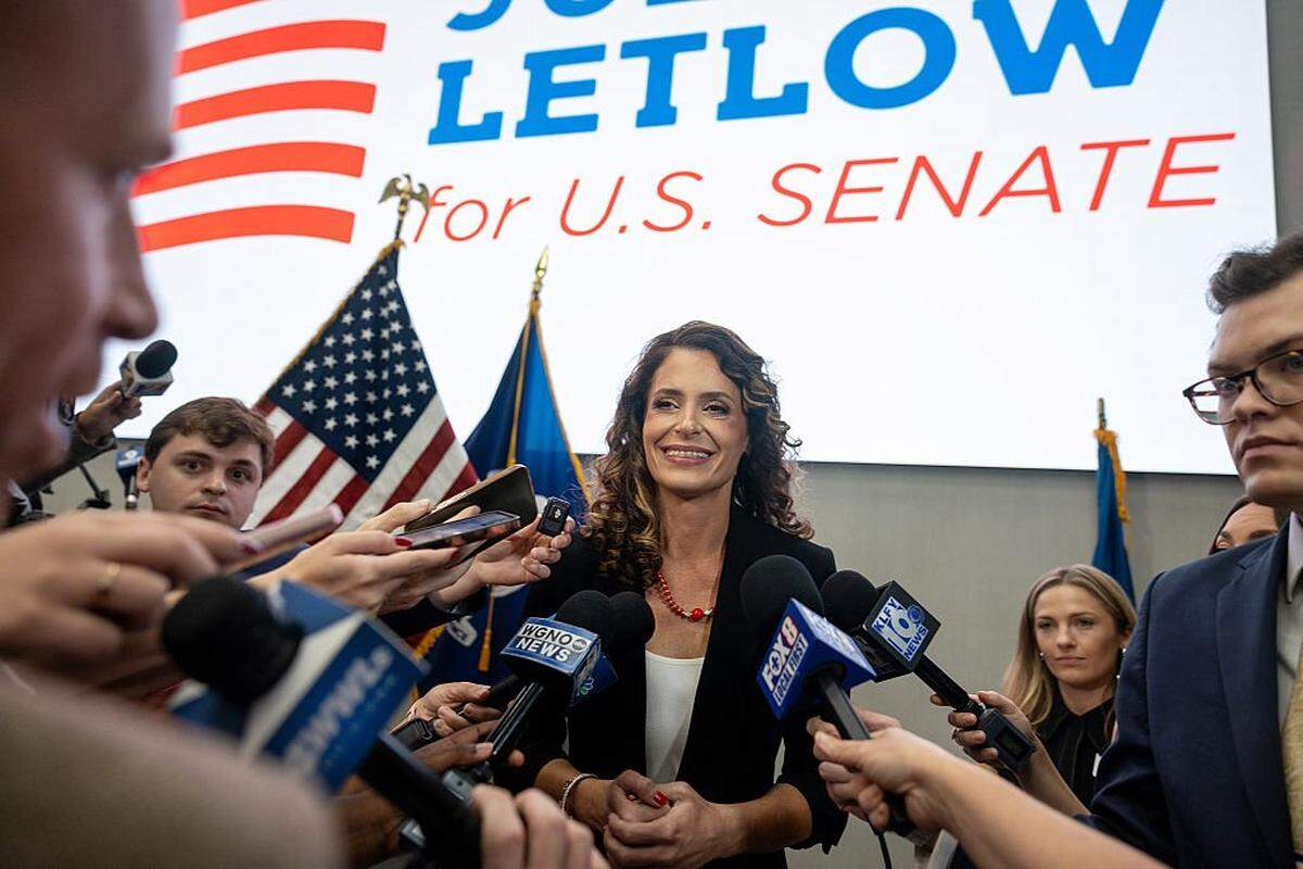 La representante estadounidense Julia Letlow (R-LA) habla durante una fiesta con motivo del día de las elecciones celebrada en su honor en la sede de MMR, el 16 de mayo de 2026, en Baton Rouge, Louisiana. Letlow avanzó a una segunda vuelta en las primarias republicanas del Senado en Louisiana.