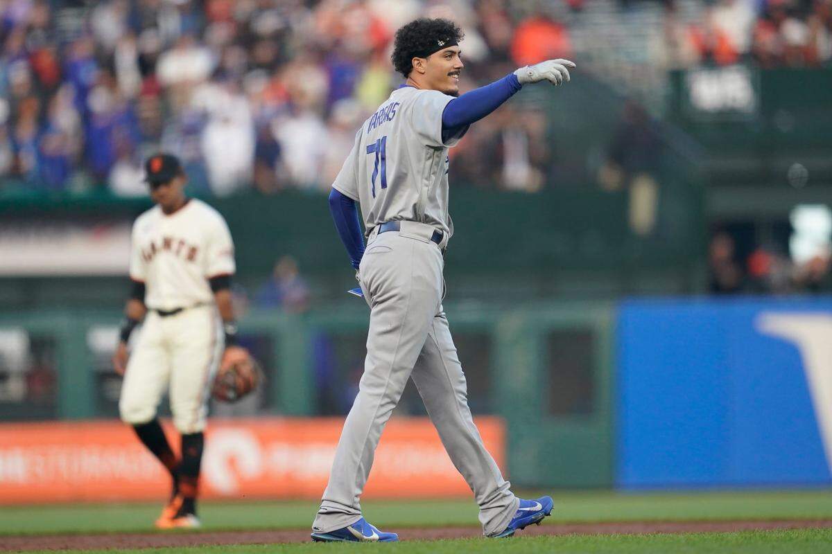 El pelotero cubano de los Dodgers Miguel Vargas celebra tras pegar un doble en su debut en Grandes Ligas ante los Gigantes, en el partido celebrado el 3 de agosto de 2022 en San Francisco.