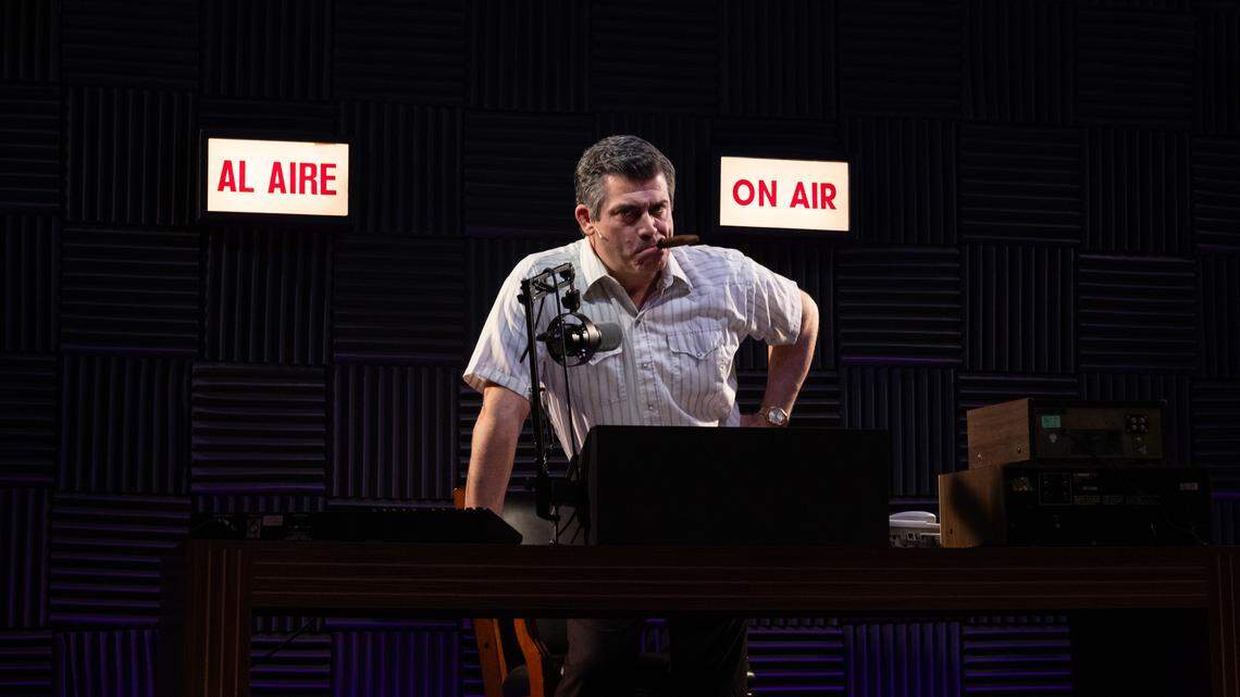 Miami New Drama retoma la disputa sobre el “English Only”: la lucha por el idioma y el poder que siguió al éxodo del Mariel