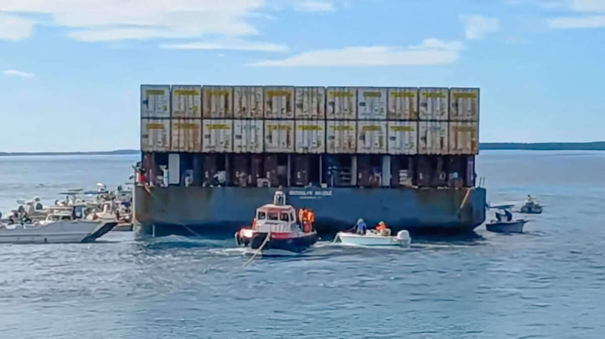 Una barcaza de la empresa de Florida Trailer Bridge, varada tras una falla mecánica cerca de las Bahamas, fue asaltada por unos 50 presuntos “piratas”.