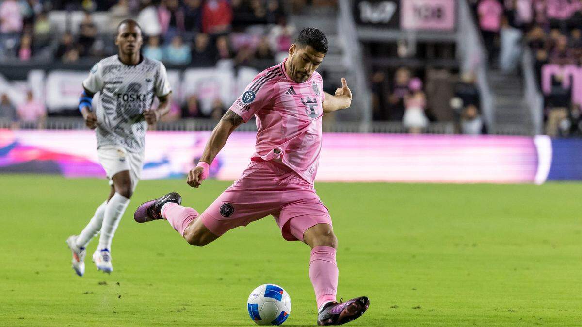 El delantero del Inter Miami Luis Suárez anotó un gol en el triunfo de su equipo 2-0 ante el Cavalier de Jamaica, en el partido de ida de los octavos de final de la Copa de Campeones de la Concacaf, celebrado el 6 de marzo de 2025 en el Chase Stadium en Fort Lauderdale, Florida.