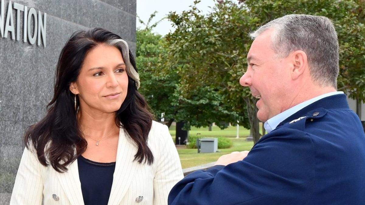 La directora de la Agencia de Seguridad Nacional, Tulsi Gabbard, y el hasta ahora jefe de la Agencia de Inteligencia del Pentágono, el general Jeffrey Kruse.