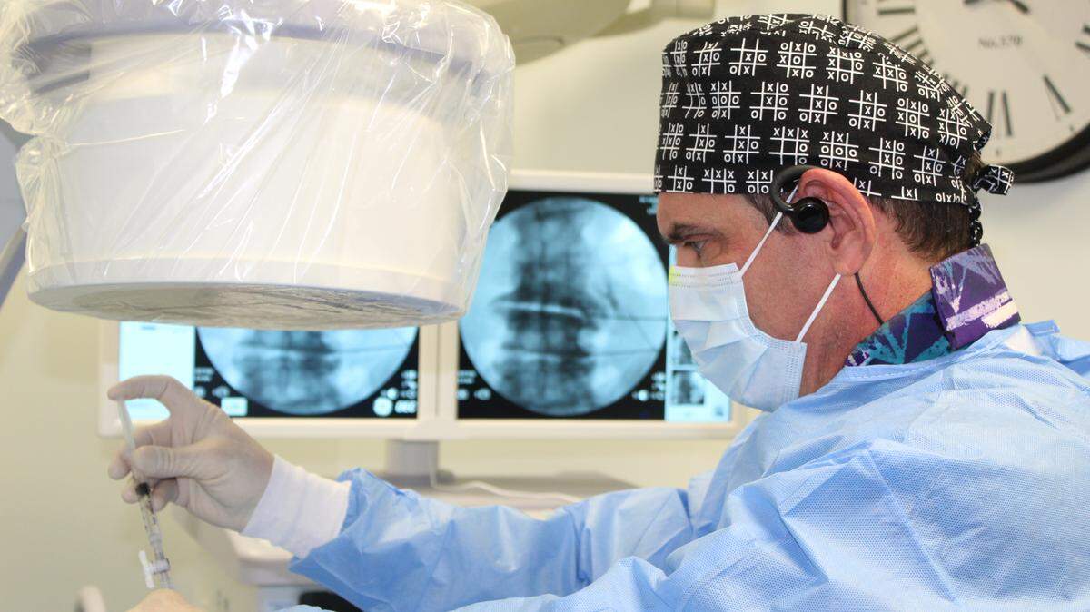 El Dr. Castellanos empezó a implantar las células madre en los casos de pacientes con menos de 50 años y de factores derivados de placenta y cordón umbilical en pacientes mayores de esta edad con resultados extraordinarios.