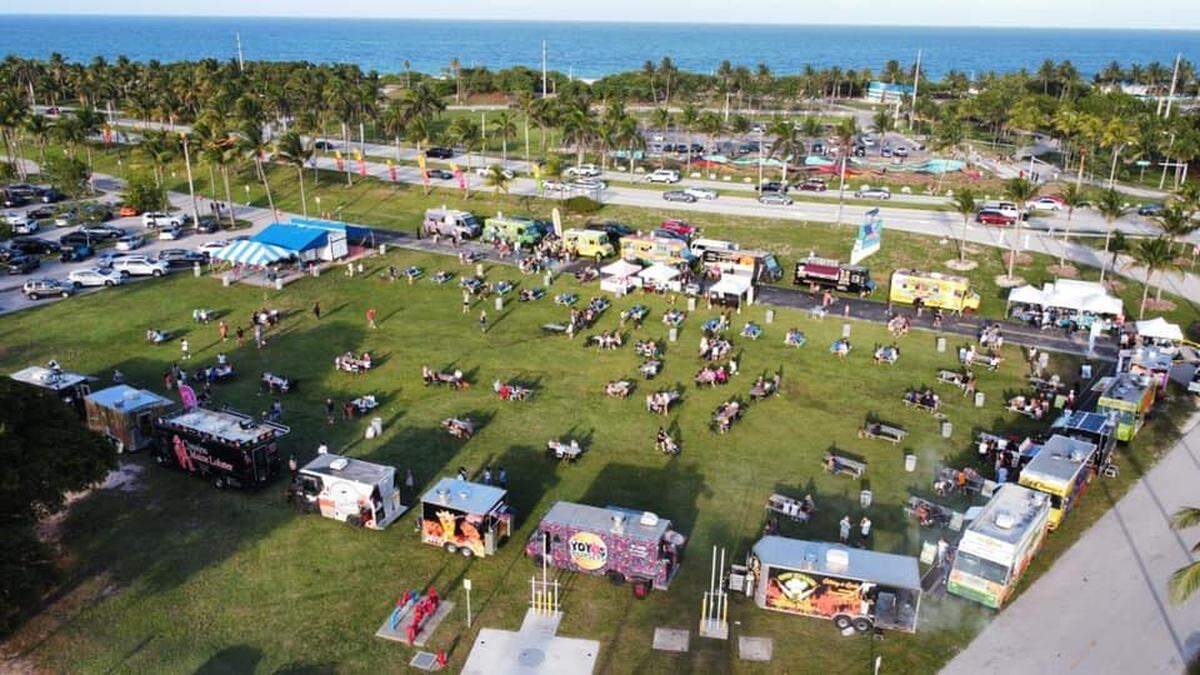 Los martes de Food Trucks ofrecen buena comida y música en Haulover Park.