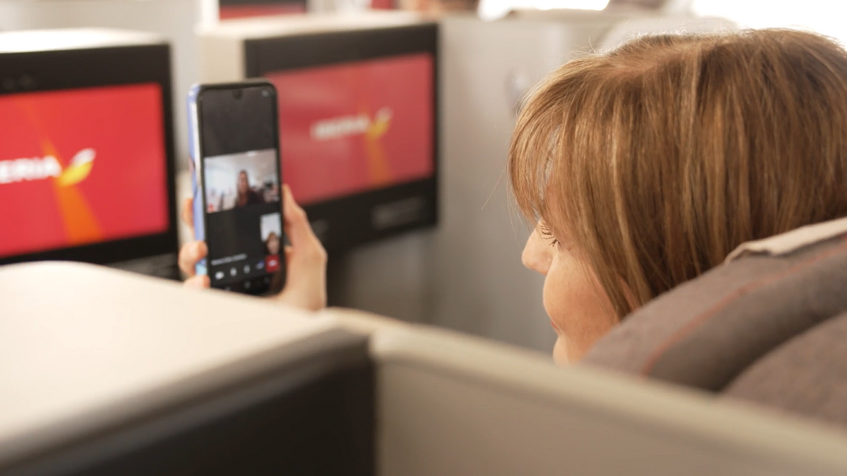 Iberia anuncia que tendrá disponible servicio de Wi-Fi gratuito desde la puerta de embarque hasta la llegada al destino, gracias a su acuerdo con Starlink.