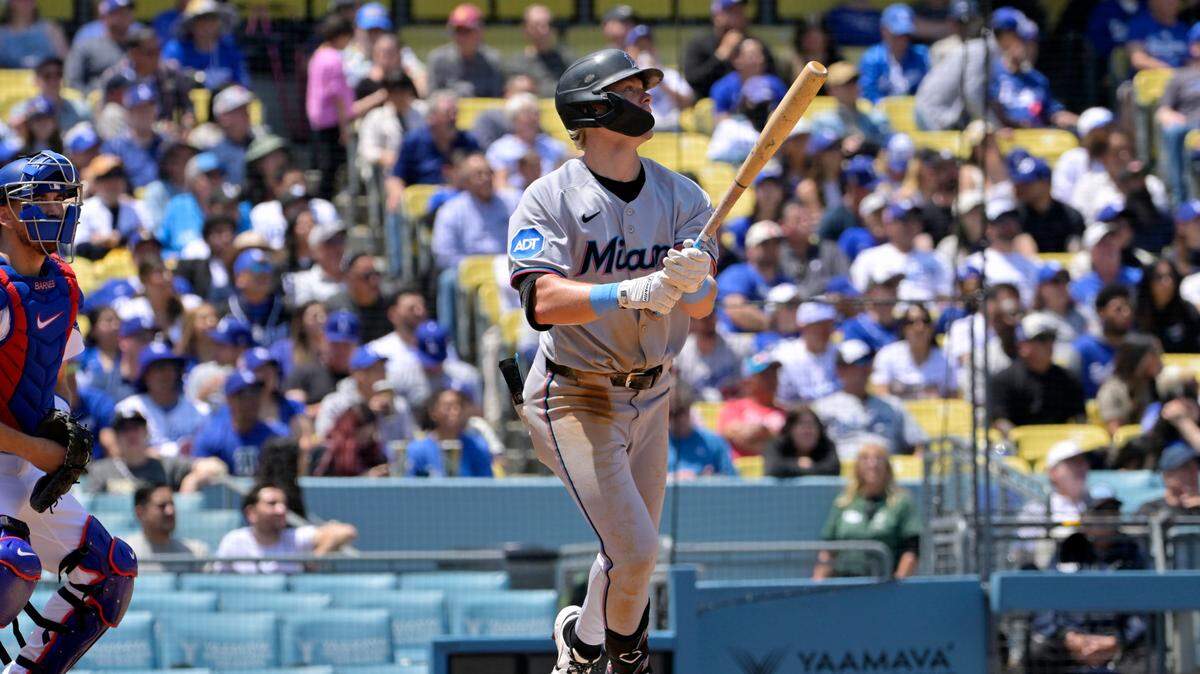 El jardinero de los Marlins de Miami Kyle Stowers batea un jonrón de dos carreras en el cuarto inning del partido ante los Dodgers, celebrado el 30 de abril de 2025 en Los Angeles.