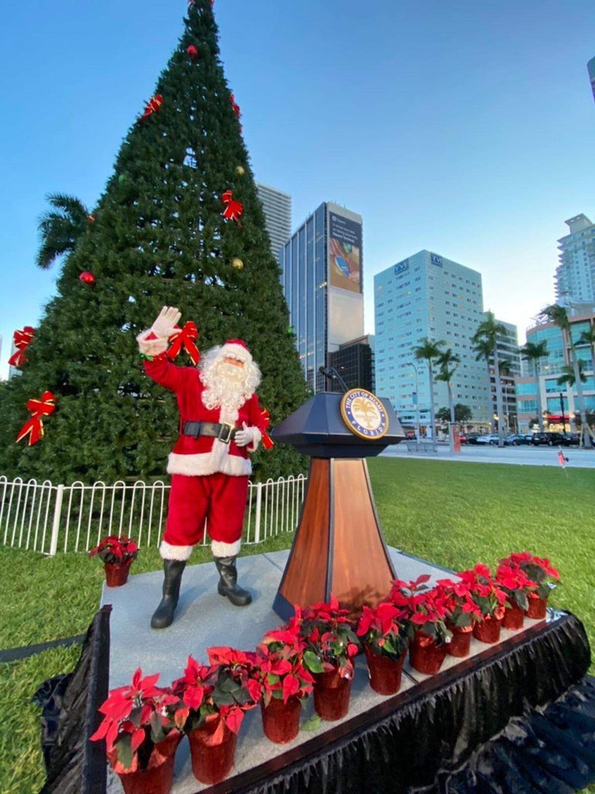 El árbol de Navidad de Bayfront Park Miami, un árbol artificial muy llamativo de 50 pies, llamado Rocky Mountain Pine Tree, permanecerá encendido hasta el Año Nuevo.