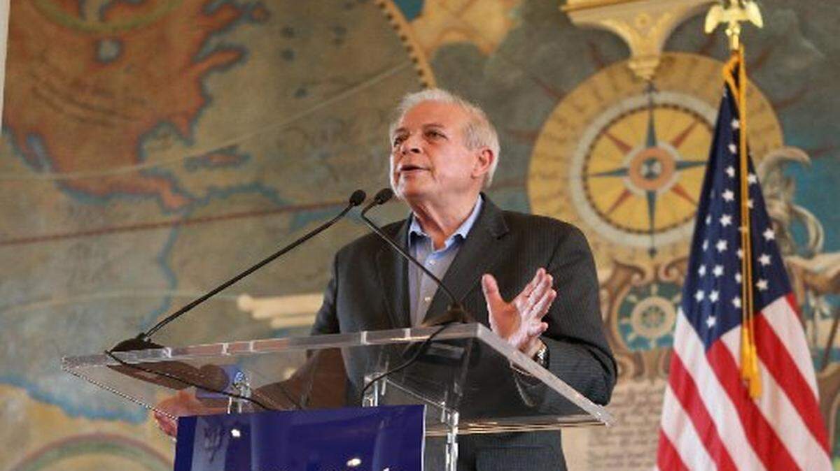 Tomás Regalado, alcalde de Miami, presenta una exhibición sobre Anne Frank en la Torre de la Libertad, en Miami, el 6 de abril. 