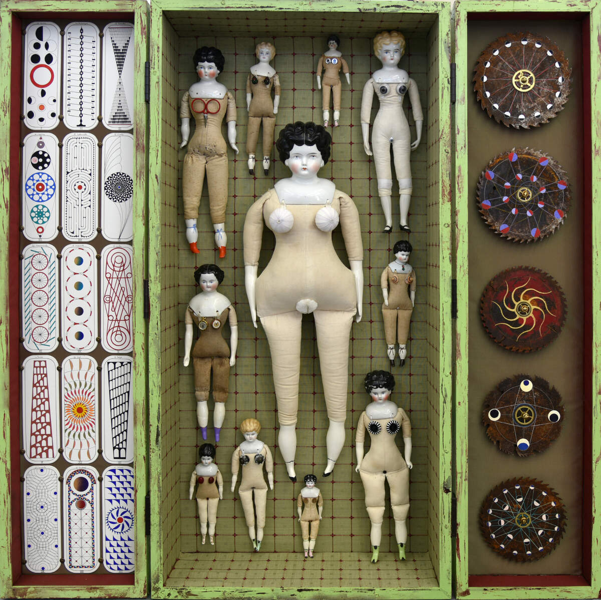 ‘Palingenesis’, 2020, ensamblaje, 48 x 48 x 7 1/2 pulgadas.