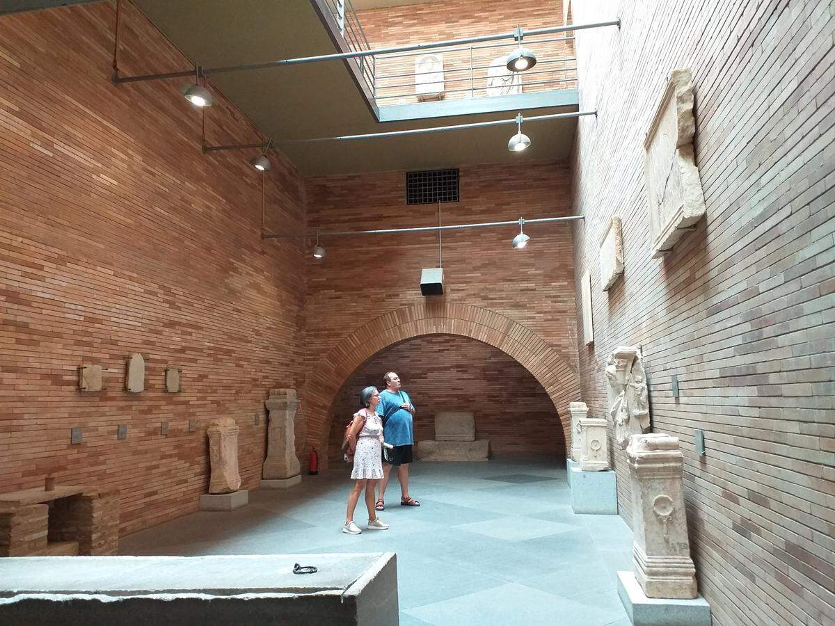 En el interior del museo se exhiben estatuas y bustos originales, elementos funerarios, monedas y otras piezas de incalculable valor.