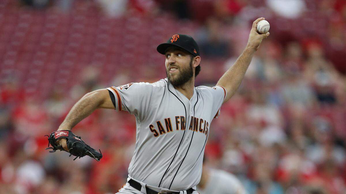 El abridor de los Gigantes Madison Bumgarner lanza contra los Rojos de Cincinnati en un partido celebrado el 18 de agosto de 2018.