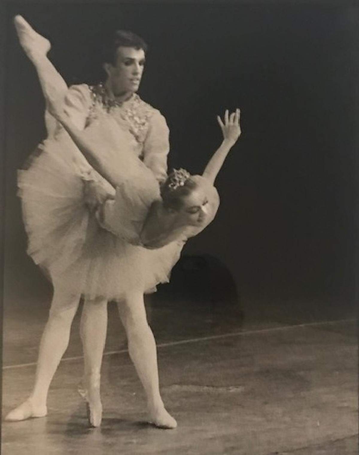 Como Sugar Plum (con Tom Bain) en “The Nutcracker” (1982). “Esto fue en el Miami-Dade County Auditorium. Era la primera vez que bailaba Sugar Plum en el ballet completo, aunque había bailado el solo y el Grand Pas de Deux en algunos programas de exhibición”.