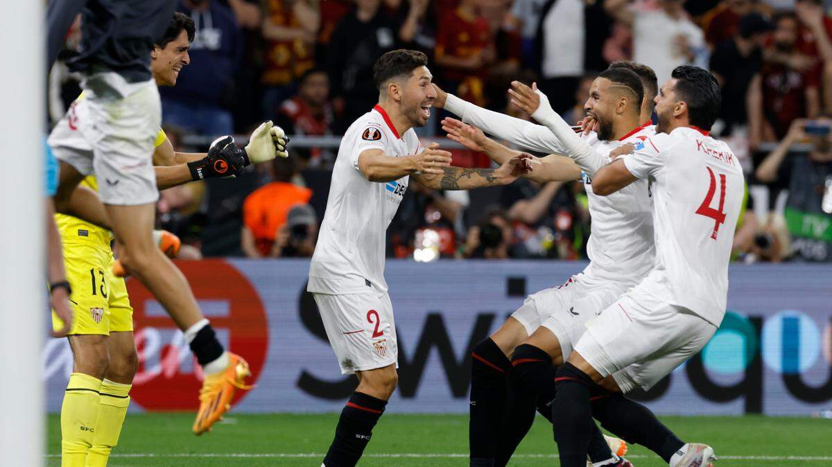 Sevilla’s midfielder Gonzalo Montiel (C) celebrates with teammates after scoring the last penalty kick during the UEFA Europa League final soccer match between Sevilla FC and AS Roma at Ferenc Puskas stadium in Budapest, Hungary, 31 May 2023. EFE/Julio Munoz /Sipa USA