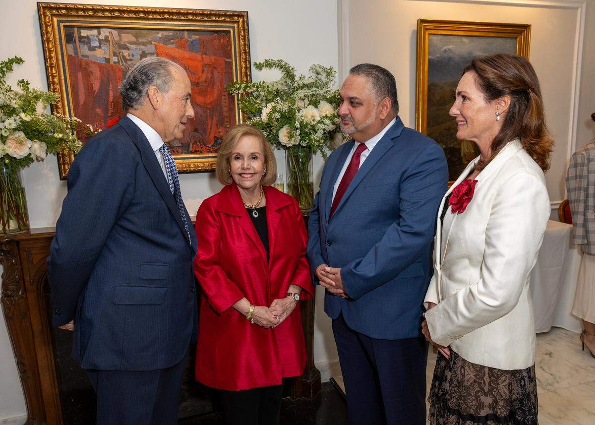 Jaime Lacadena, Marqués de la Cadena y Cónsul General de España en Miami, Aida Levitan, Ph.D. presidenta de ArtesMiami, Alex Mena, director ejecutivo de The Miami Herald/el Nuevo Herald y la esposa del Cónsul, Macarena López-Roberts, Marquesa de la Torre Hermosa.&nbsp;