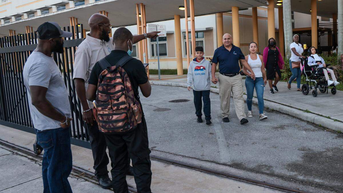 Los profesores de secundaria y preparatoria de la Florida estarían más restringidos de enseñar acerca de orientación sexual o identidad de género bajo una regla propuesta respaldada por la administración DeSantis