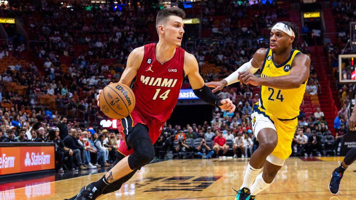 El jugador del Heat Tyler Herro (izq.) entra al aro ante la marca de Buddy Hield, de los Pacers de Indiana, en el partido celebrado el 23 de diciembre de 2022 en Miami.