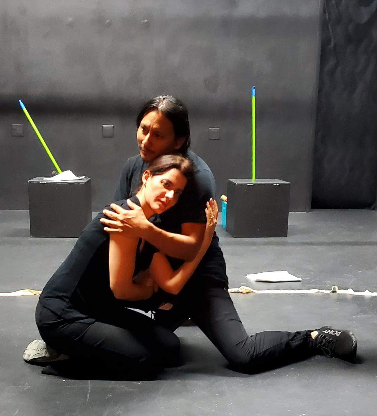 Tamara Melias y Steven Salgado en un ensayo de ‘El Pájaro Verde (hace muchísimo tiempo)' dentro del marco de la Fiesta de la Lectura.