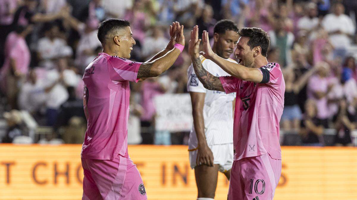 El delantero del Inter Miami Luis Suárez (9) celebra con Lionel Messi después de marcar un gol contra el Galaxy de Los Ángeles, en el partido de la MLS celebrado el 16 de agosto de 2025, en el Chase Stadium en Fort Lauderdale, Florida.