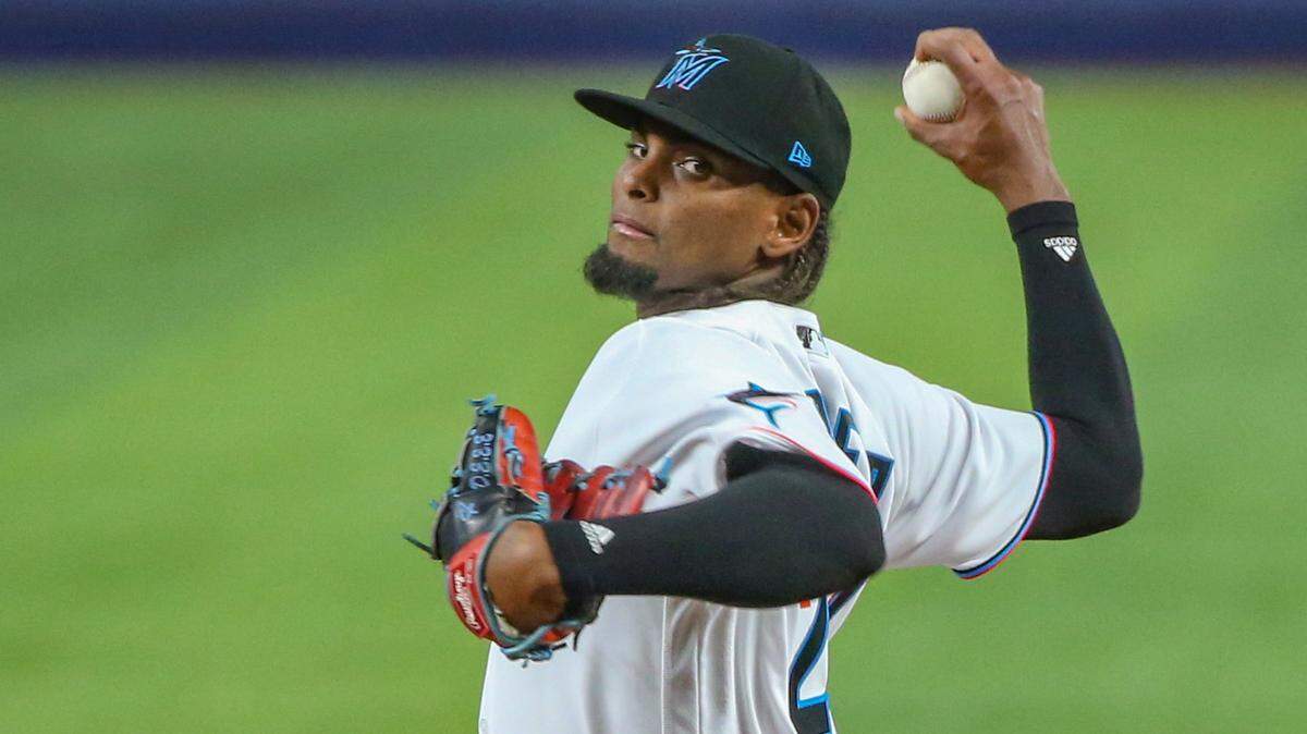 El abridor de los Marlins Edward Cabrera lanza en el primer inning del partido ante los Nacionales de Washington, celebrado el 7 de junio de 2022 en Miami.