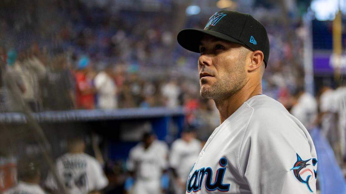 El mánager de los Miami Marlins, Skip Schumaker (55), observa antes de la primera entrada de un partido de la MLB contra los New York Mets en el LoanDepot Park de Miami, Florida, el jueves 30 de marzo de 2023.