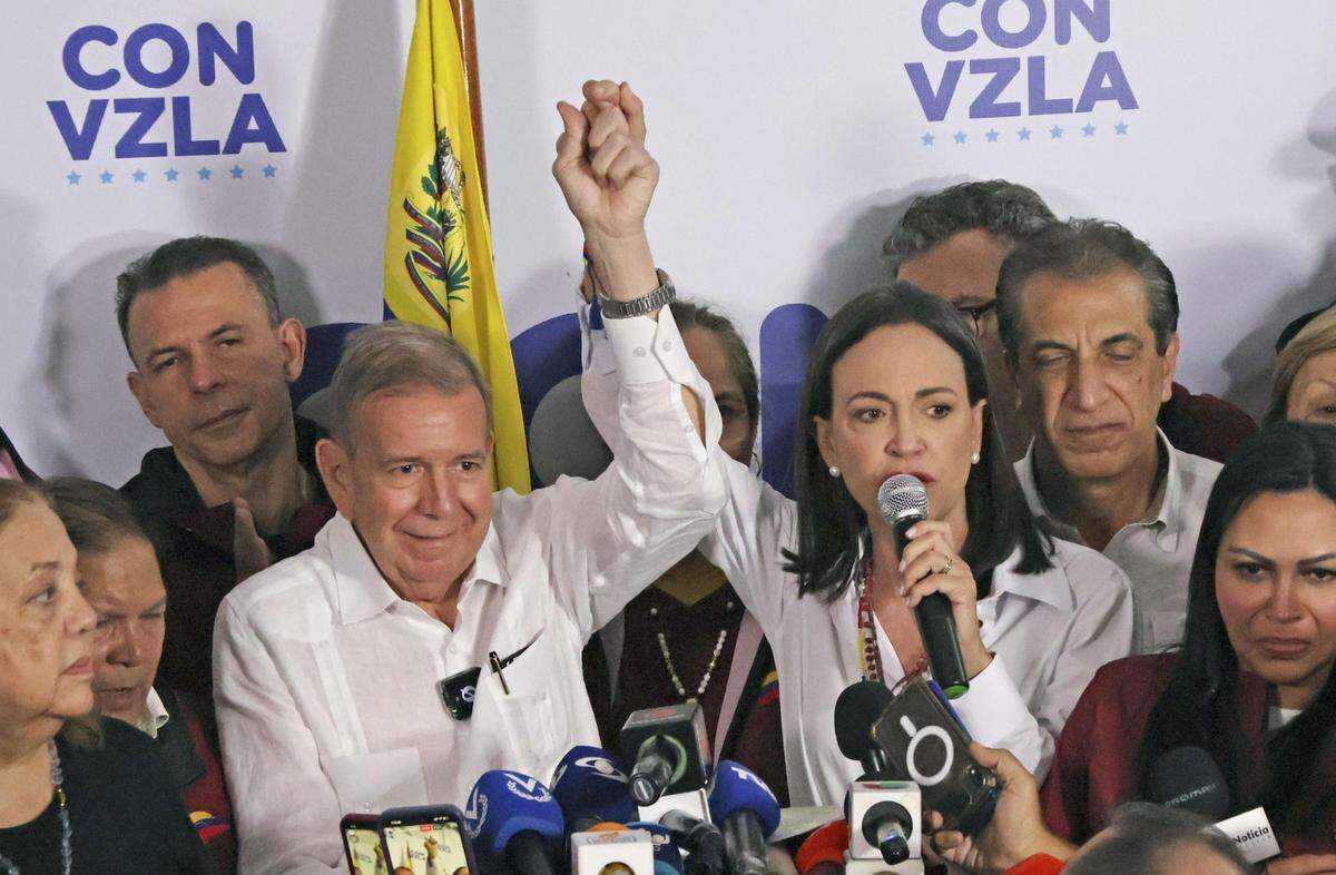 La líder de la oposición venezolano María Corina Machado levanta la mano del candidato presidencial Edmundo González, para señalar que es el ganador de las elecciones presidenciales de Venezuela, el lunes 29 de julio de 2024 en Caracas. 
