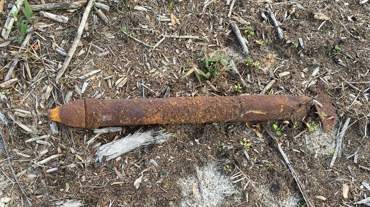 Este cohete de entrenamiento de la Segunda Guerra Mundial fue encontrado en un patio de la Florida cuando un hombre comenzó a usar una excavadora, dice la Policía del Condado Citrus.