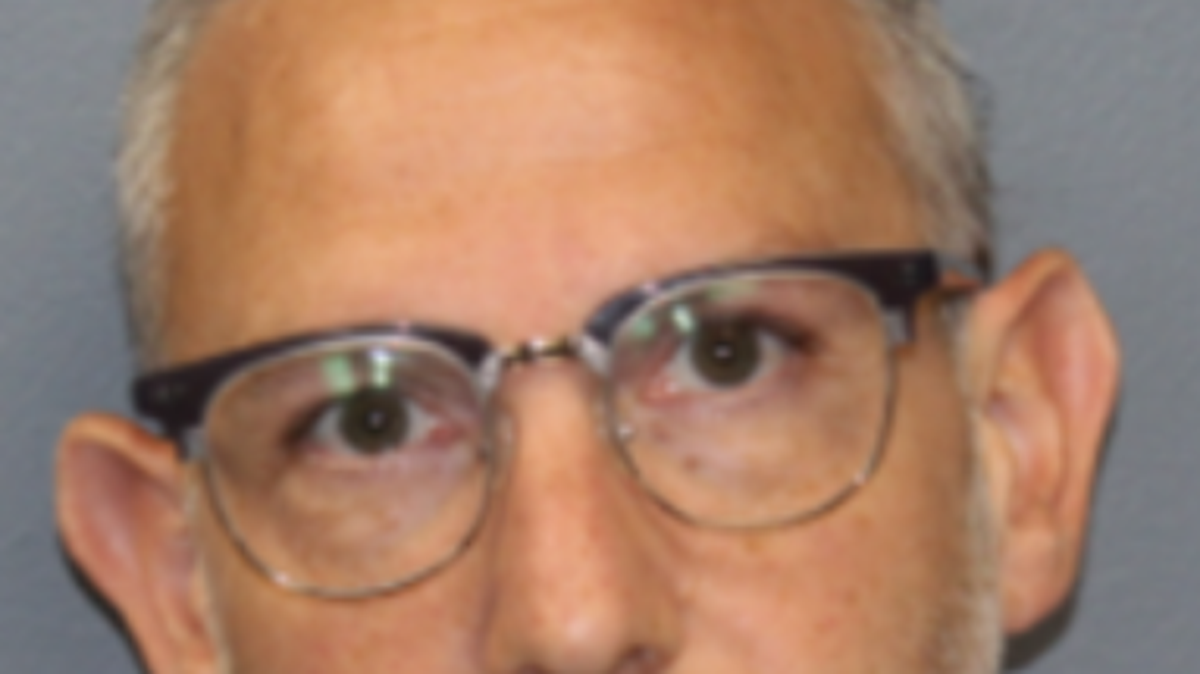 Reuven Alonalayoff, director de mercadotecnia de un hospital del norte de Nueva Jersey, enfrenta cargos relacionados con armas luego de que una amenaza de bomba provocó un registro que reveló lo que la policía describió como un depósito de armas dentro del hospital.