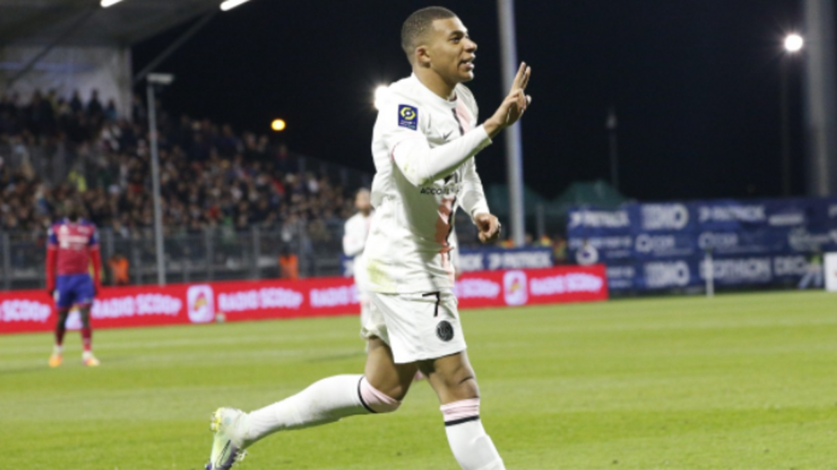 Kylian Mbappé (foto) y Neymar anotaron sendas tripletes para que el líder indiscutible Paris Saint-Germain se acercara a su décimo título de liga francesa, con el que empataría el récord, tras humillar el sábado 6-1 al Clermont.