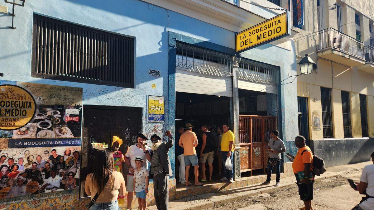 Foto de archivo del 7 de octubre de 2023 que muestra la entrada de La Bodeguita del Medio, el famoso bar ubicado en La Habana Vieja. Cuba reporto en agosto una inflación del 30.12%, y una de las áreas más afectadas fue el sector de las bebidas alcohólicas y los restaurantes.