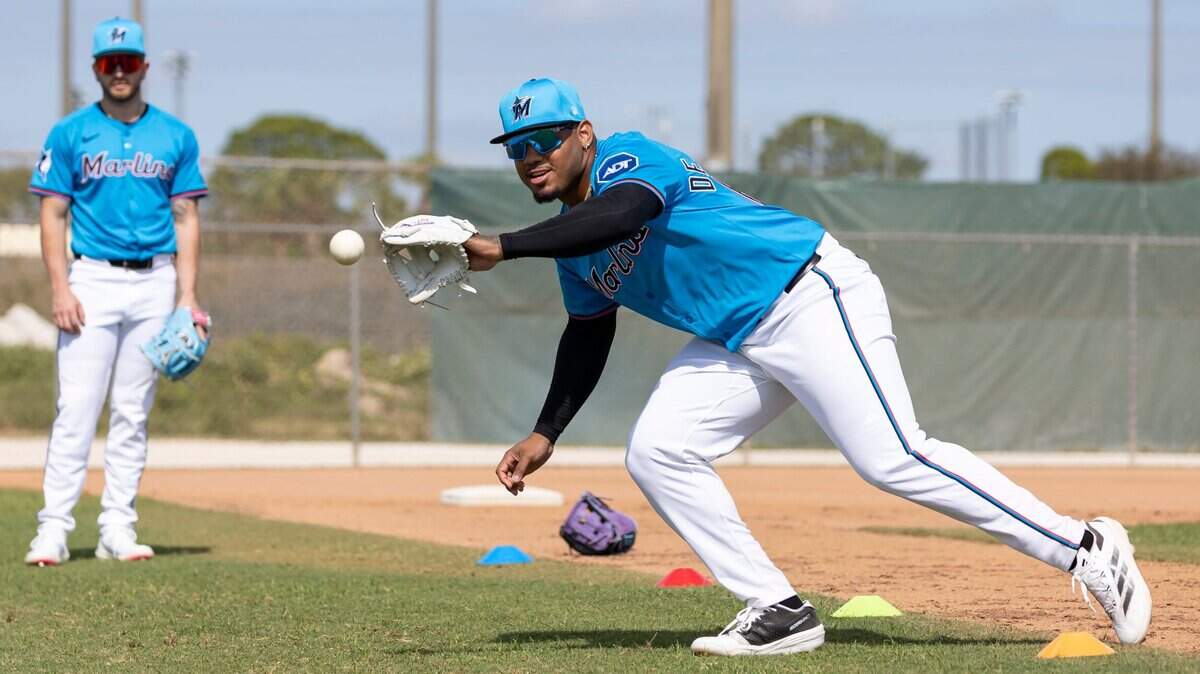 El prospecto dominicano Deyvison de los Santos es el miembro más joven de la lista de 40 jugadores de los Marlins.
