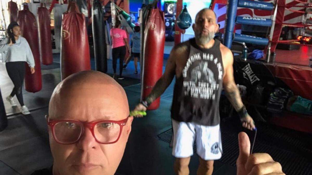 ORLANDO CUELLAR, entrenador cubano, junto con Oscar Delgado (fondo).