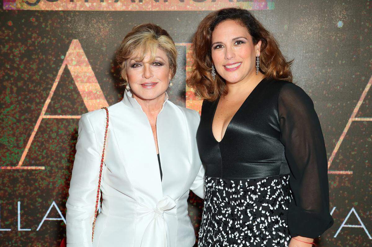 Angélica Vale junto su madre, la actriz y cantante, Angélica María en Los Ángeles, en el 2019.
