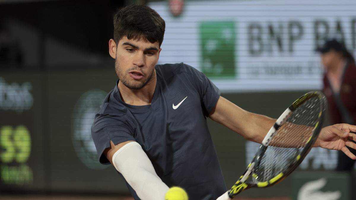 El tenista español Carlos Alcaraz se clasificó para los cuartos de final de Roland Garros tras imponerse por un cómodo 6-3, 6-3 y 6-1 al canadiense Felix Auger-Aliassime, el domingo en París.