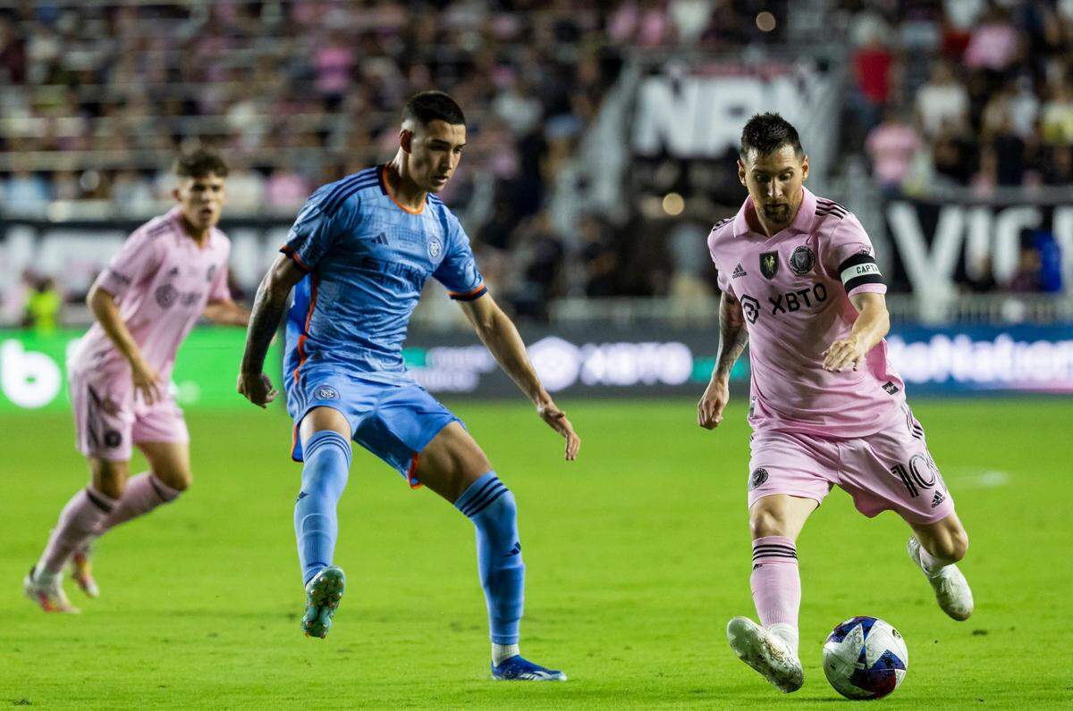El delantero del Inter Miami Lionel Messi conduce la pelota ante la marca de Julián Fernández, del New York City, en el partido amistoso celebrado el 10 de noviembre de 2023 en el DRV PNK Stadium en Fort Lauderdale, Florida.
