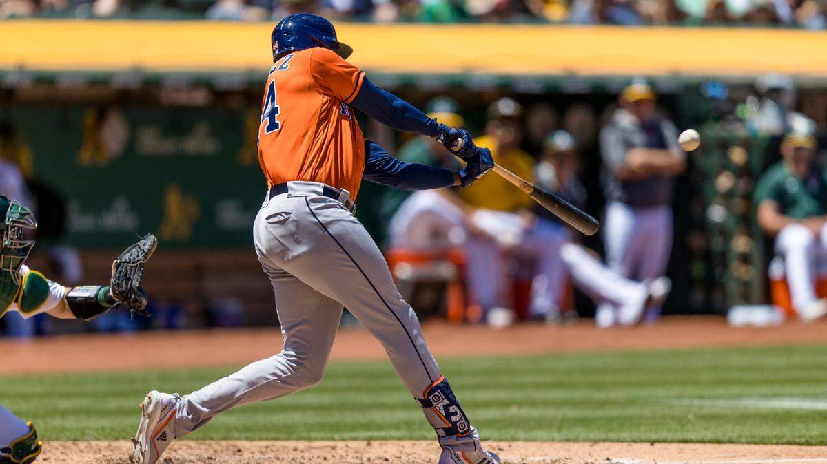 Yordan Álvarez pintó la pizarra para Houston con su cuadrangular de 143 metros (469 pies) en la cuarta entrada contra Blackburn. Después sacudió otro de 135,3 metros (469 pies) casi hacia el mismo lugar en el octavo inning a A.J. Puk para su 14to bambinazo de la campaña.
