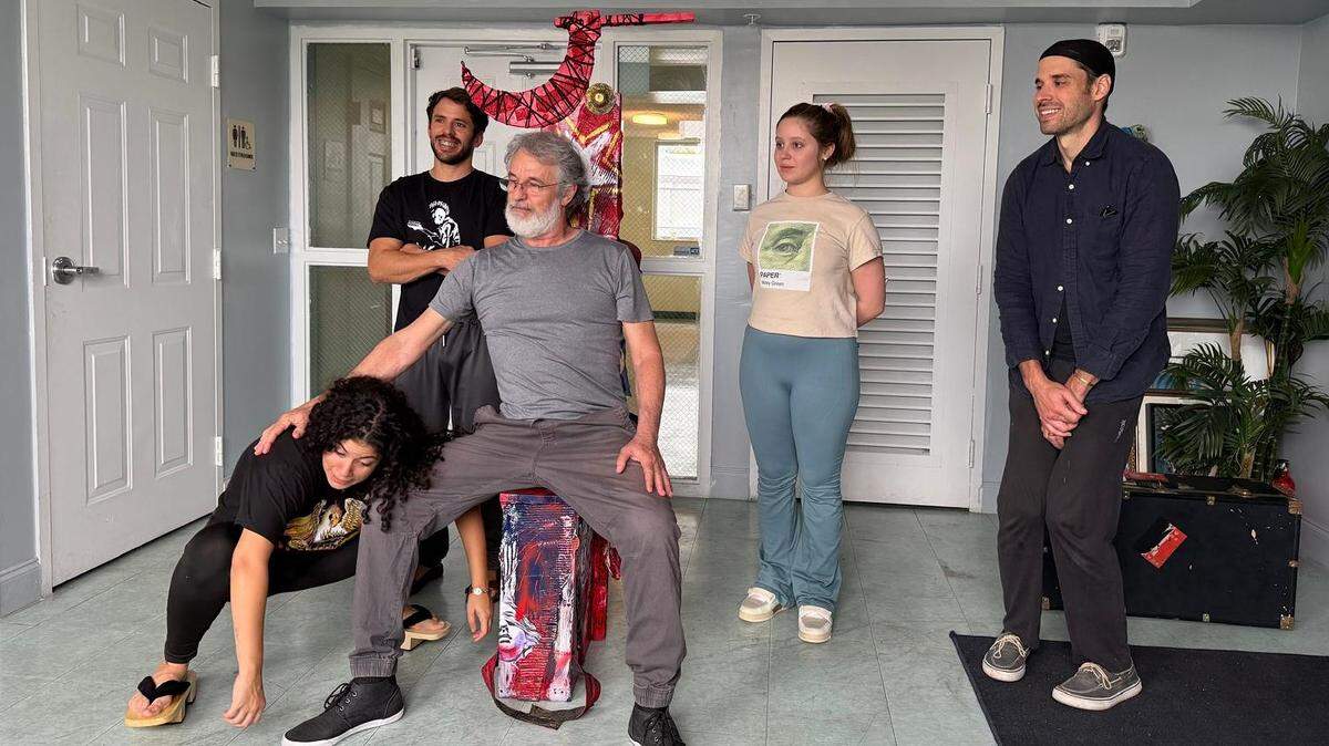 Actores de Antiheroes Project durante un ensayo de “El Gran Circo Maravillas cierra por fin sus puertas”.